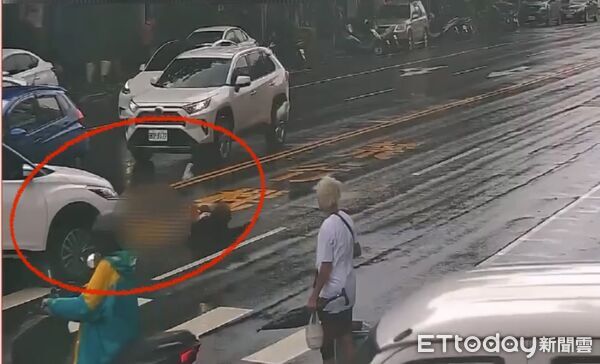 ▲▼謝姓女子開車左轉時，疑未依規定停讓正在過馬路的行人林女，導致她直接遭撞倒地。（圖／記者吳世龍翻攝）