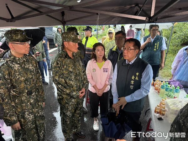 ▲台南市長黃偉哲偕南部地區後備指揮部指揮官王少將、第四作戰區指揮官劉中將前往安南災區了解復原進度。（記者林東良翻攝，下同）