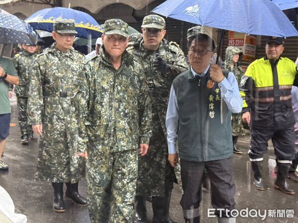 ▲台南市長黃偉哲偕南部地區後備指揮部指揮官王少將、第四作戰區指揮官劉中將前往安南災區了解復原進度。（記者林東良翻攝，下同）