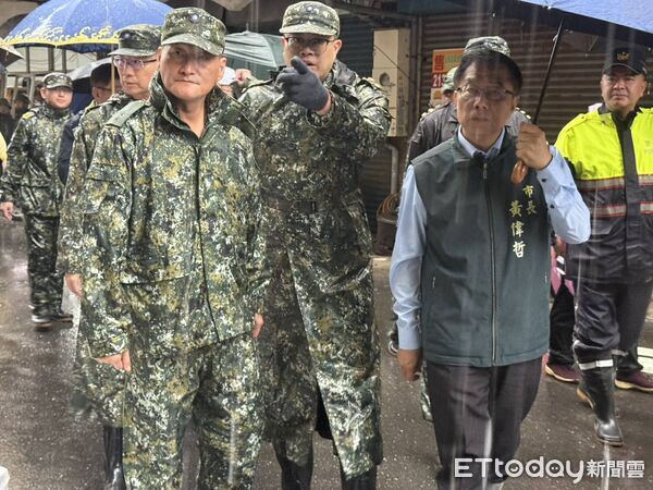 ▲台南市長黃偉哲偕南部地區後備指揮部指揮官王少將、第四作戰區指揮官劉中將前往安南災區了解復原進度。（記者林東良翻攝，下同）
