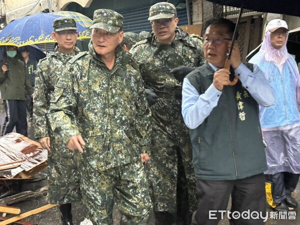 ▲台南市長黃偉哲偕南部地區後備指揮部指揮官王少將、第四作戰區指揮官劉中將前往安南災區了解復原進度。（記者林東良翻攝，下同）