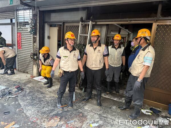 ▲台南市長黃偉哲偕南部地區後備指揮部指揮官王少將、第四作戰區指揮官劉中將前往安南災區了解復原進度。（記者林東良翻攝，下同）