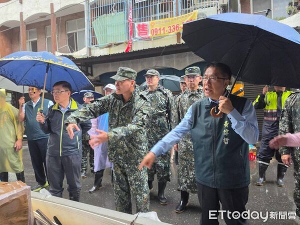 國軍投入安南火災復原 黃偉哲偕王少將、劉中將勘查災區