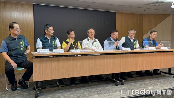 ▲台南市政府23日召開記者會，由副市長姜淋煌率相關局處說明安南火災災後復原及求償進度。（記者林東良攝，下同）