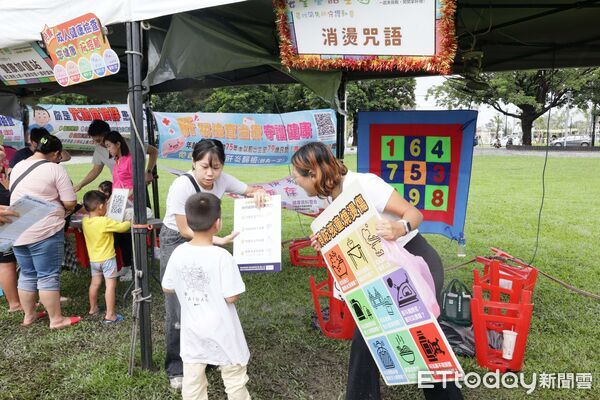 ▲雲林縣衛生局舉辦「安全童話王國」宣導活動,即使午後下雨,仍吸引不少親子到場闖關。(圖/記者游瓊華翻攝)