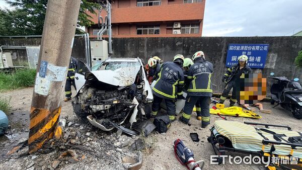 快訊／林口轎車撞電桿車頭爛毀！4人受傷駕駛一度受困