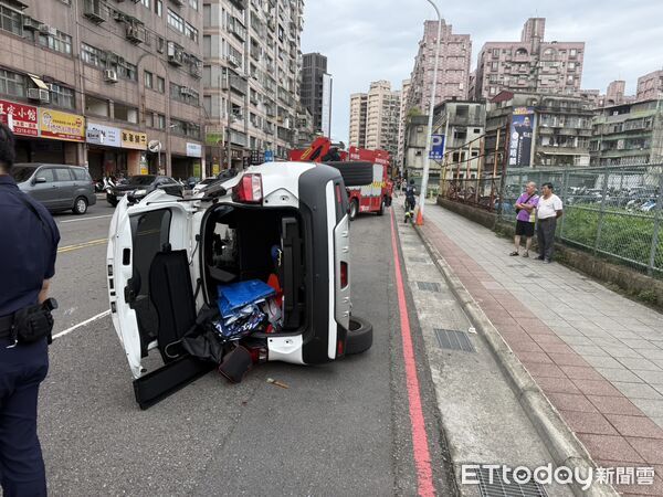 ▲▼陳女恍神跨越雙黃線，擦撞李男後翻覆路中。（圖／記者陸運陞翻攝）
