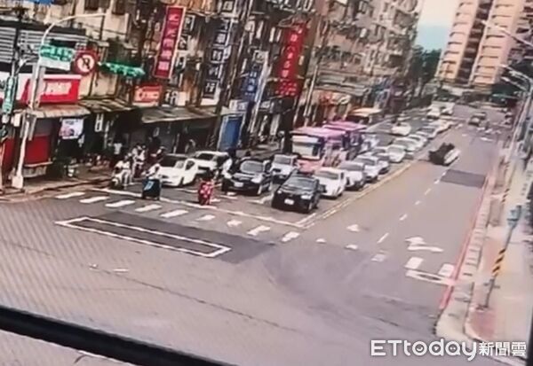 ▲▼陳女恍神跨越雙黃線，擦撞李男後翻覆路中。（圖／記者陸運陞翻攝）