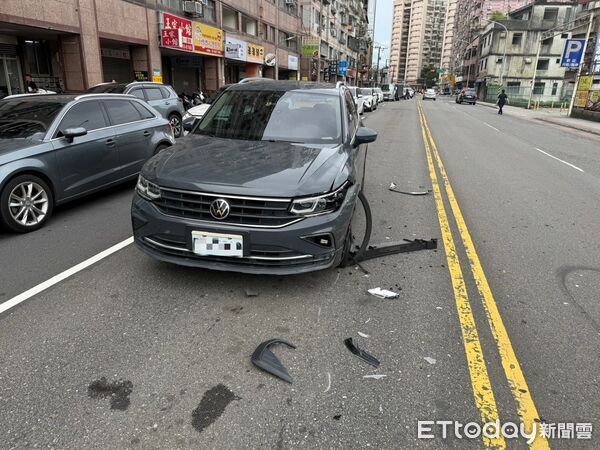 ▲▼陳女恍神跨越雙黃線，擦撞李男後翻覆路中。（圖／記者陸運陞翻攝）