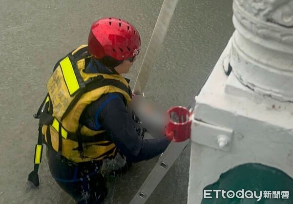 快訊／高雄蓮池潭驚傳溺水！女漂浮池畔無生命徵象 送醫搶救中