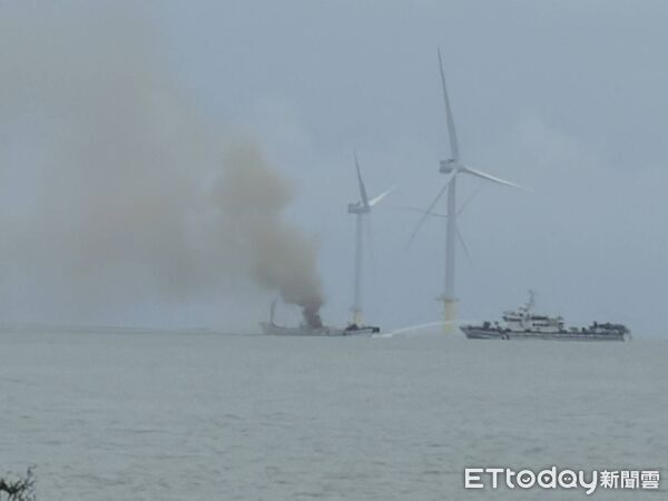 ▲新竹外海漁船起火冒大量濃煙，4名船員跳海獲救。（圖／記者楊永盛翻攝）