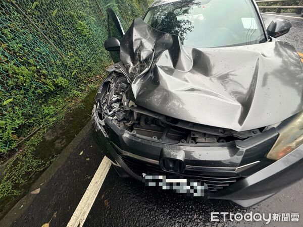 ▲▼台九線116.1公里處巨石砸車，車頭嚴重毀損。（圖／記者游芳男翻攝，下同）