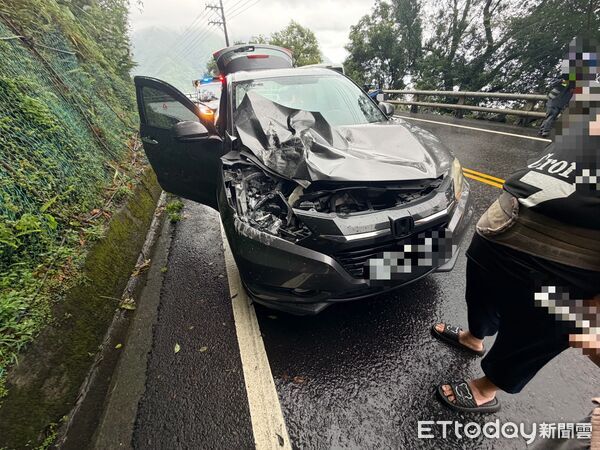 ▲▼台九線116.1公里處巨石砸車，車頭嚴重毀損。（圖／記者游芳男翻攝，下同）