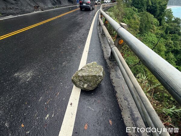 ▲▼台九線116.1公里處巨石砸車，車頭嚴重毀損。（圖／記者游芳男翻攝，下同）