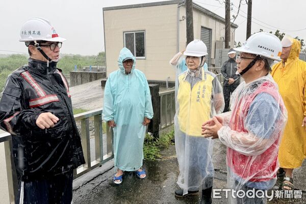 高雄連2天停班課「下到紫發白」 陳其邁示警：幾天下近半年雨