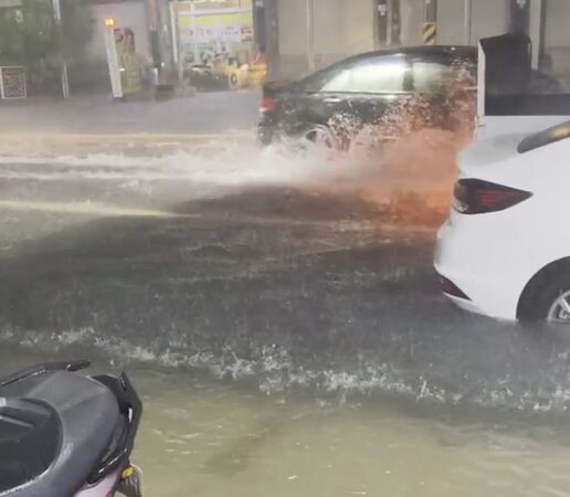 ▲受低壓帶及西南風影響，台南市23日豪雨不斷，安南區多處道路及巷弄傳出積淹水。（翻攝自安南尚青行動聯盟，下同）