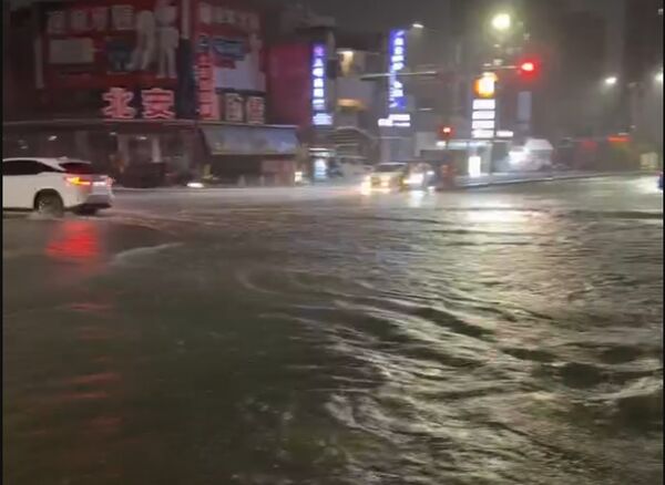 ▲受低壓帶及西南風影響，台南市23日豪雨不斷，安南區多處道路及巷弄傳出積淹水。（翻攝自安南尚青行動聯盟，下同）