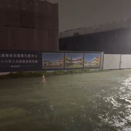 ▲受低壓帶及西南風影響，台南市23日豪雨不斷，安南區多處道路及巷弄傳出積淹水。（翻攝自安南尚青行動聯盟，下同）