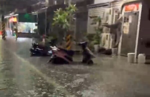 ▲受低壓帶及西南風影響，台南市23日豪雨不斷，安南區多處道路及巷弄傳出積淹水。（翻攝自安南尚青行動聯盟，下同）