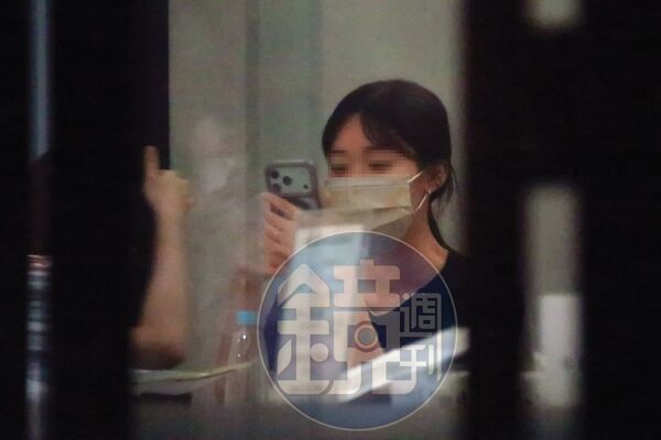 許芊芊6月間被本刊直擊手持iPhone新手機，趙建銘次兒爆她曾向趙要手機及名牌包。