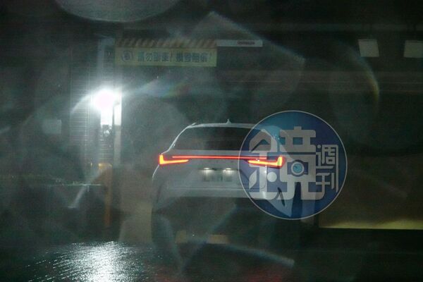 23日晚上，本刊直擊許芊芊與老公開車進入松丹達麗豪宅社區，陳幸妤懷疑該豪宅頭期款是趙建銘出的。