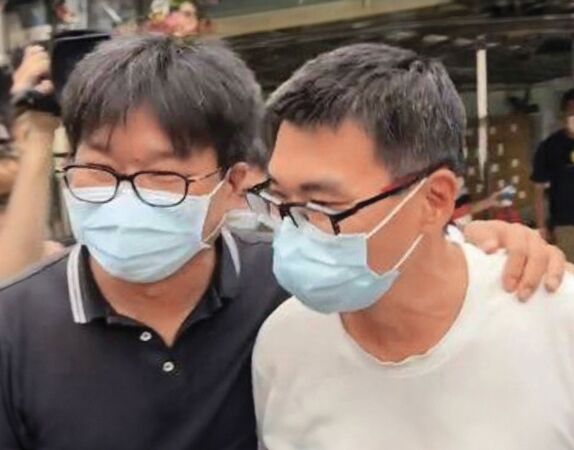 趙建銘（右）曾將資產置於胞弟趙建勳（左）名下，曾因此引爆兄弟及妯娌衝突。（鏡新聞提供）