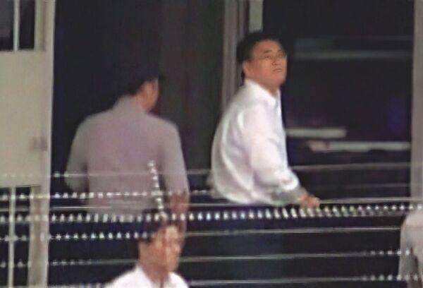 趙建銘(中)2006年涉台開內線交易案遭收押,當時陳幸妤獨自產檢並扛起家計。(鏡新聞提供)