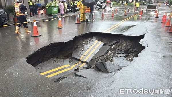 ▲▼高雄前鎮區路面出現天坑。（圖／記者吳世龍攝）