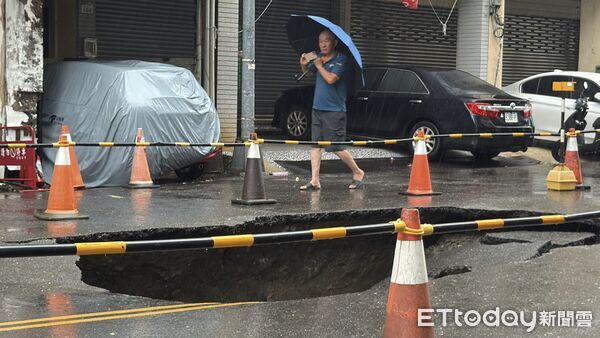 ▲▼高雄前鎮區路面出現天坑。（圖／記者吳世龍攝）