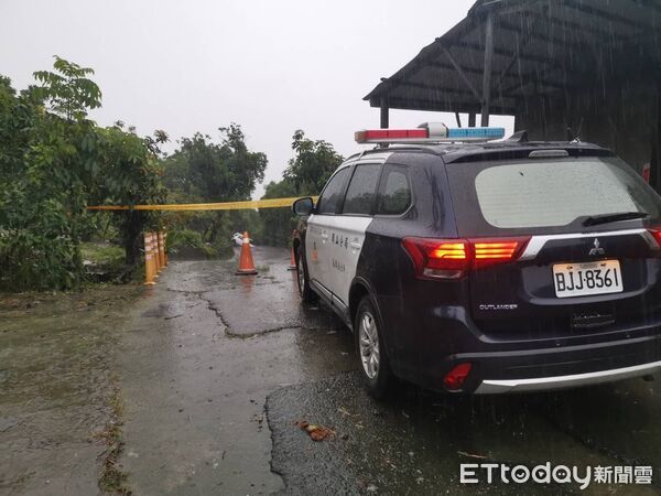 ▲▼大雨灌爆高雄！岡山路塌「轎車半截掉洞裡」　警拉封鎖線救出2人。（圖／記者賴文萱翻攝）
