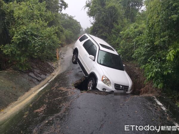 大雨灌爆高雄！岡山路塌「休旅車斜插坑洞」 夫妻嚇壞獲救