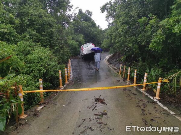 ▲▼大雨灌爆高雄！岡山路塌「轎車半截掉洞裡」　警拉封鎖線救出2人。（圖／記者賴文萱翻攝）