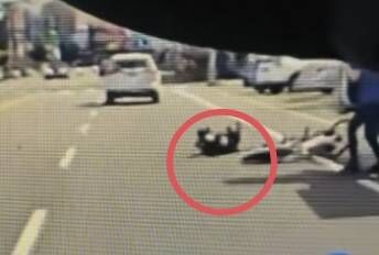 ▲彰化市貨車違停又開車門，單車騎士遭擊落倒地昏迷送醫。（圖／翻攝自彰化人大小事 警方提供）