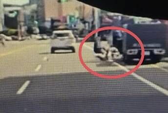▲彰化市貨車違停又開車門，單車騎士遭擊落倒地昏迷送醫。（圖／翻攝自彰化人大小事 警方提供）