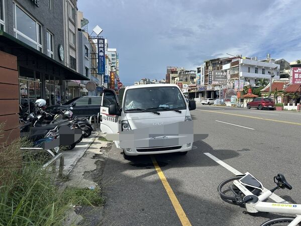 ▲彰化市貨車違停又開車門，單車騎士遭擊落倒地昏迷送醫。（圖／翻攝自彰化人大小事 警方提供）
