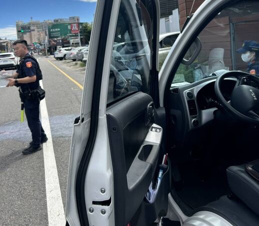▲彰化市貨車違停又開車門，單車騎士遭擊落倒地昏迷送醫。（圖／翻攝自彰化人大小事 警方提供）