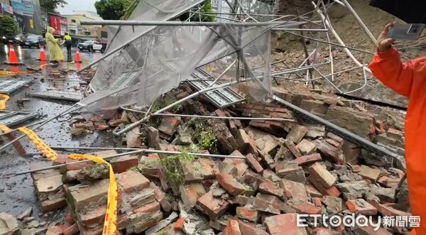 ▲國定古蹟台灣府城大東門24日上午發生側牆局部崩落，部分土石散落至東門路一段。（記者林東良翻攝，下同）
