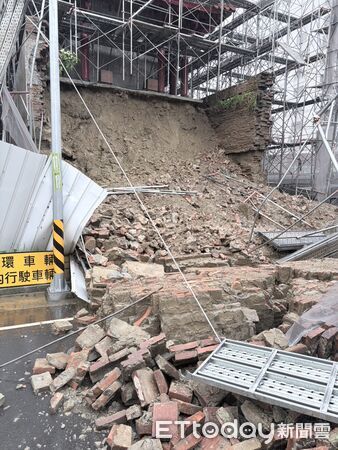 ▲國定古蹟台灣府城大東門24日上午發生側牆局部崩落，部分土石散落至東門路一段。（記者林東良翻攝，下同）