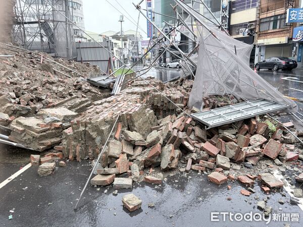 ▲國定古蹟台灣府城大東門24日上午發生側牆局部崩落，部分土石散落至東門路一段。（記者林東良翻攝，下同）