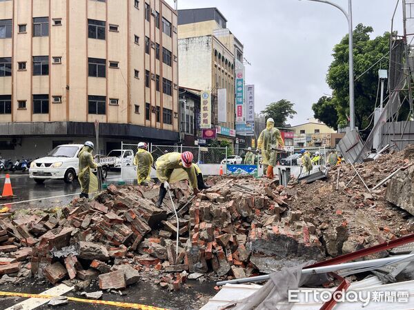 ▲國定古蹟台灣府城大東門24日上午發生側牆局部崩落，部分土石散落至東門路一段。（記者林東良翻攝，下同）