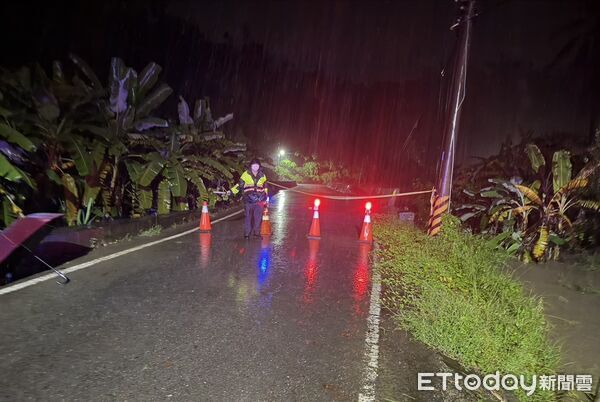 ▲田寮山區道路坍方，泥流中斷道路             。（圖／記者吳奕靖翻攝）