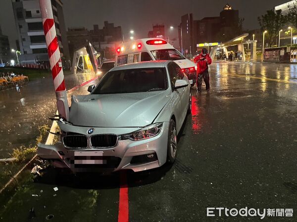 ▲▼76歲的陳姓女子開著BMW轎車行經鳳山火車站前時，突然失控自撞電桿。（圖／記者吳世龍翻攝）