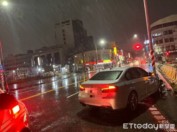 ▲▼76歲的陳姓女子開著BMW轎車行經鳳山火車站前時，突然失控自撞電桿。（圖／記者吳世龍翻攝）