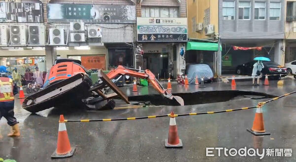 ▲▼ 高雄前鎮驚見「3米大天坑」　搶修機具險遭吞噬！驚險畫面曝。（圖／民眾提供）
