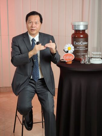 ▲訊聯生技集團聯合3個醫學會舉辦「外泌體大師論壇」，藝群醫學美容集團董事長王正坤擔任論壇主持人，探討外泌體與毛囊及皮膚微環境等研究方向。（圖／記者林東良翻攝，下同）