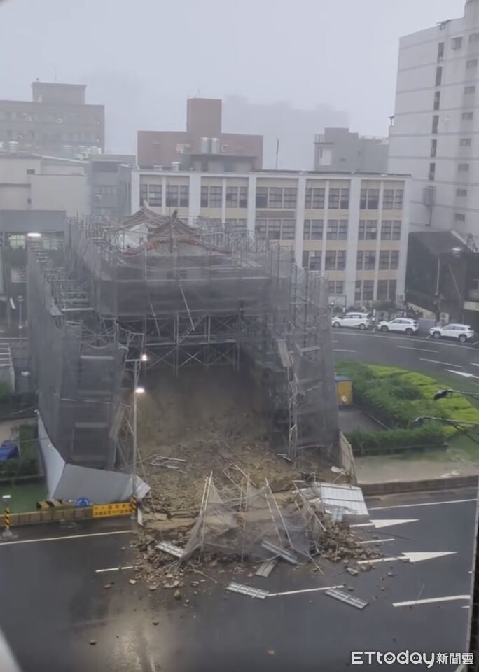 快訊／台南東門城今晨倒塌！ 土石沖毀鷹架占2車道