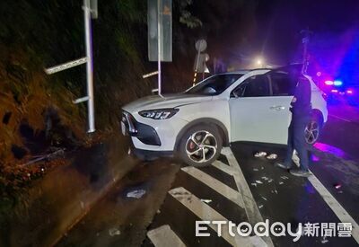 桃園復興區台七線有落石！休旅車碰撞爆胎再撞山壁　2人受傷