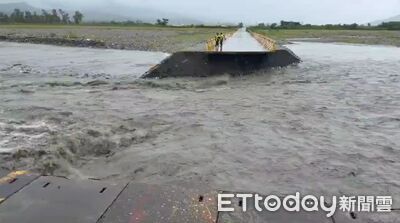 每天上班都經過…玉長便道遭沖毀「醫院保全疑落水」！警消搜救中