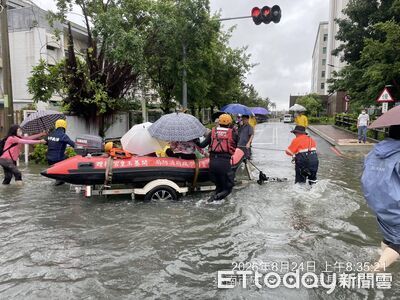 台南安南醫院外積水40公分　緊急動員救生艇+高底盤巴士接駁病患
