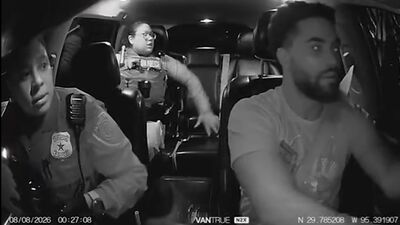 Uber開到一半「女警跳上車」！司機猛踩油門　秒變警匪追逐戰